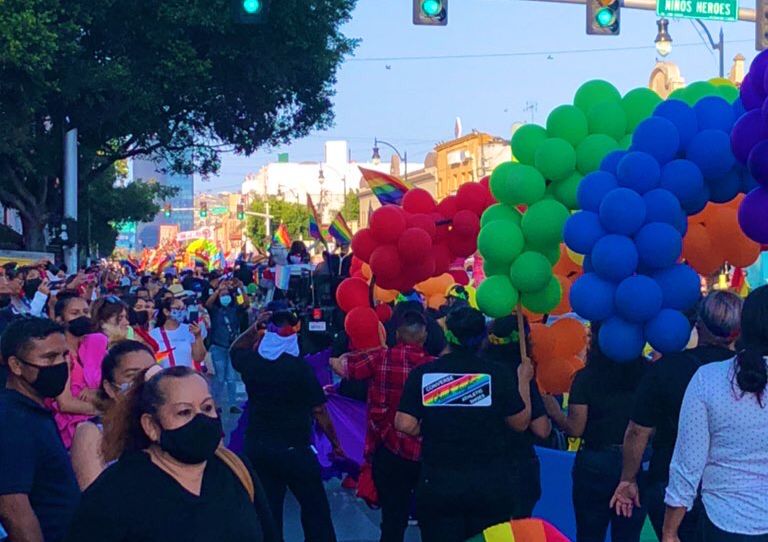 Desfilan por el orgullo LGBT+ en Tijuana