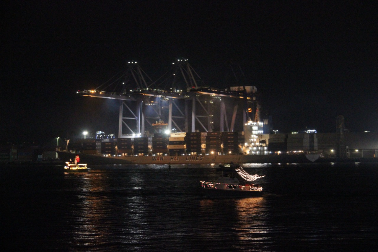 Así se vivió el desfile de luces de embarcaciones en Ensenada.