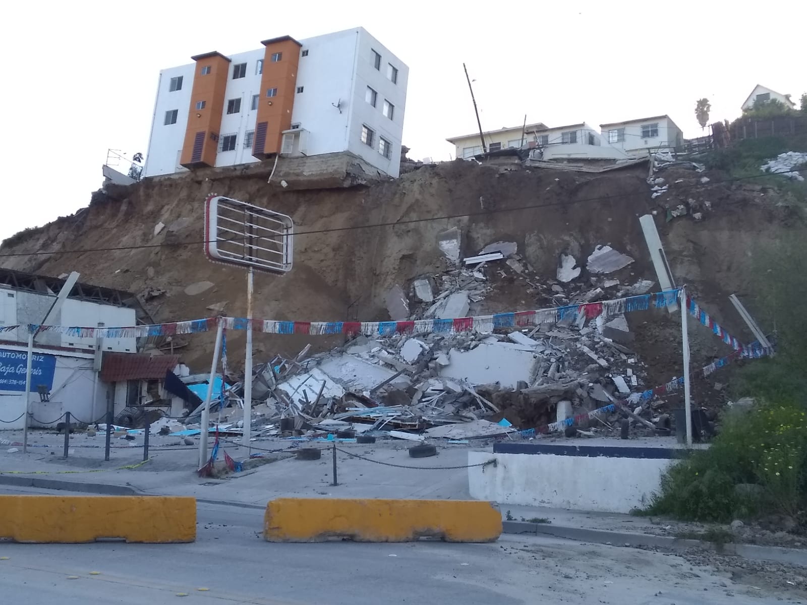 Disminuye desplazamiento de edificio en riesgo de colapso en La Sierra.